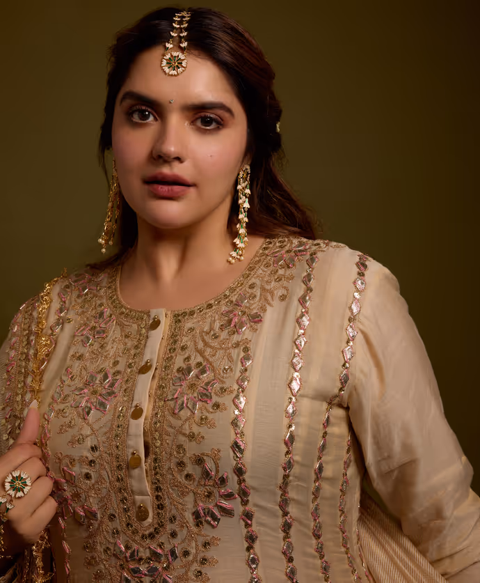 अंजलि आनंद ने सूट+गजरा में दिखाया स्वैग, 8 Photos में देखें 'धमाल 4' की अदाकारा का लुक