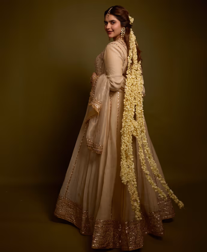 अंजलि आनंद ने सूट+गजरा में दिखाया स्वैग, 8 Photos में देखें 'धमाल 4' की अदाकारा का लुक