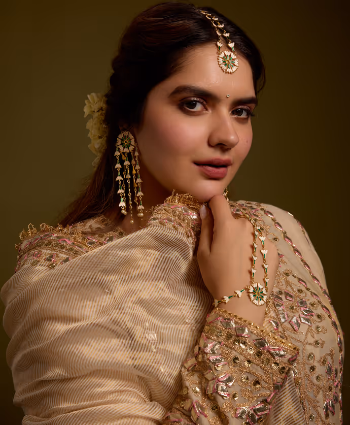 अंजलि आनंद ने सूट+गजरा में दिखाया स्वैग, 8 Photos में देखें 'धमाल 4' की अदाकारा का लुक