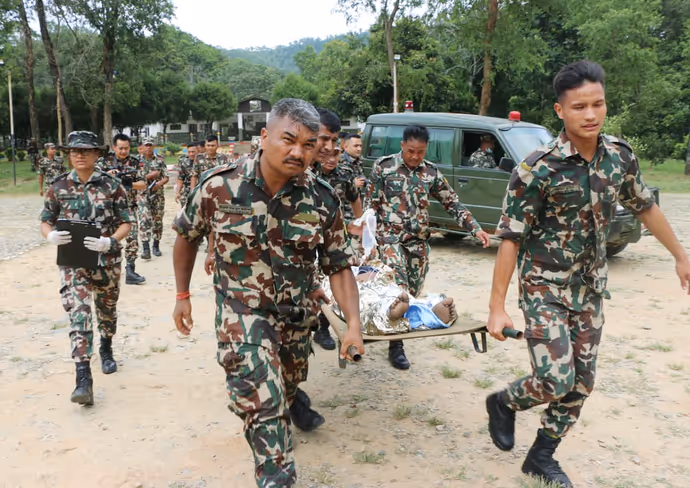 Nepal Floods: जलप्रलय के बाद जिंदगी की जंग, 10 फोटोज में देखिए कैसे सेना बनी देवदूत