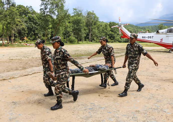 Nepal Floods: जलप्रलय के बाद जिंदगी की जंग, 10 फोटोज में देखिए कैसे सेना बनी देवदूत