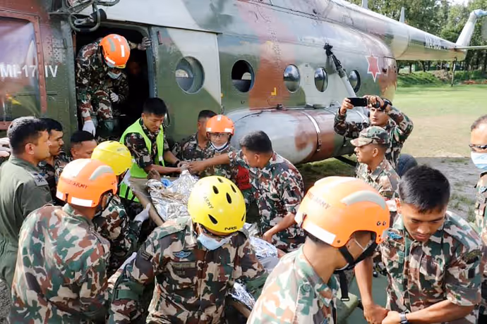 Nepal Floods: जलप्रलय के बाद जिंदगी की जंग, 10 फोटोज में देखिए कैसे सेना बनी देवदूत