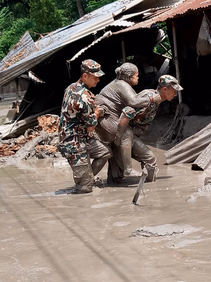 Nepal Floods: जलप्रलय के बाद जिंदगी की जंग, 10 फोटोज में देखिए कैसे सेना बनी देवदूत