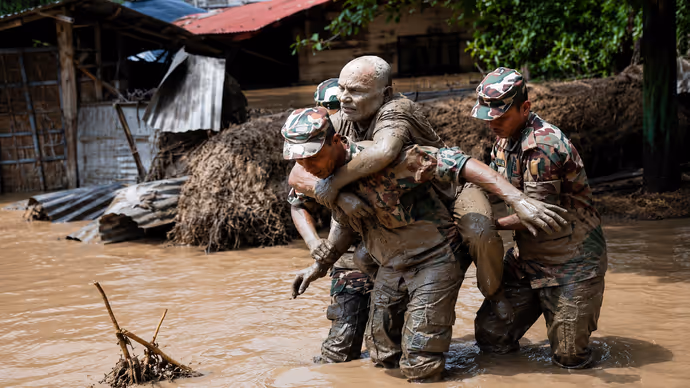 Nepal Floods: जलप्रलय के बाद जिंदगी की जंग, 10 फोटोज में देखिए कैसे सेना बनी देवदूत