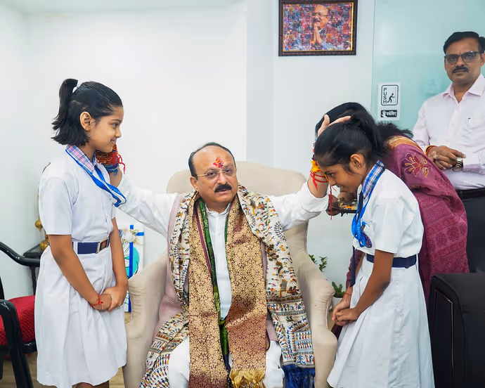 Rakhi 2026:अखिलेश यादव से पुष्कर धामी तक कई नेताओं ने बंधवाई राखी, 10 PHOTO में प्री-राखी सेलिब्रेशन