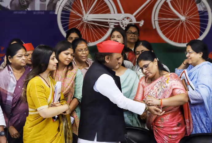 Rakhi 2026:अखिलेश यादव से पुष्कर धामी तक कई नेताओं ने बंधवाई राखी, 10 PHOTO में प्री-राखी सेलिब्रेशन