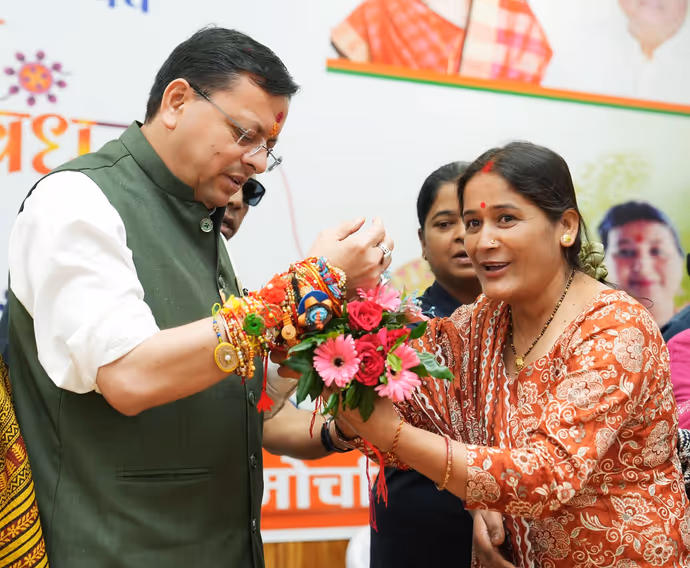 Rakhi 2026:अखिलेश यादव से पुष्कर धामी तक कई नेताओं ने बंधवाई राखी, 10 PHOTO में प्री-राखी सेलिब्रेशन