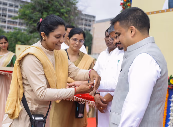 Rakhi 2026:अखिलेश यादव से पुष्कर धामी तक कई नेताओं ने बंधवाई राखी, 10 PHOTO में प्री-राखी सेलिब्रेशन