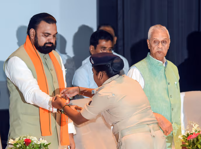 Rakhi 2026:अखिलेश यादव से पुष्कर धामी तक कई नेताओं ने बंधवाई राखी, 10 PHOTO में प्री-राखी सेलिब्रेशन