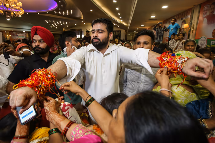 Rakhi 2026:अखिलेश यादव से पुष्कर धामी तक कई नेताओं ने बंधवाई राखी, 10 PHOTO में प्री-राखी सेलिब्रेशन