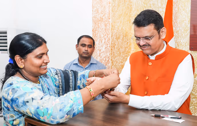 Rakhi 2026:अखिलेश यादव से पुष्कर धामी तक कई नेताओं ने बंधवाई राखी, 10 PHOTO में प्री-राखी सेलिब्रेशन