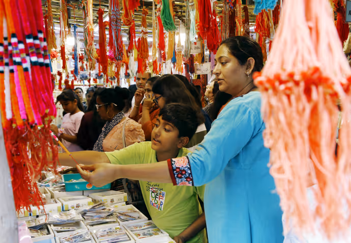 Rakhi 2026:अखिलेश यादव से पुष्कर धामी तक कई नेताओं ने बंधवाई राखी, 10 PHOTO में प्री-राखी सेलिब्रेशन