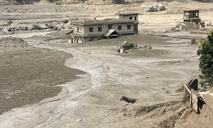 Nepal Flood: ‘मुझे बाहर मत निकालो’-बेटियों संग फंसे पिता की आखिरी पुकार, तबाही की 10 खौफनाक तस्वीरें