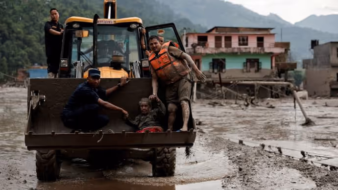 Nepal Flood: ‘मुझे बाहर मत निकालो’-बेटियों संग फंसे पिता की आखिरी पुकार, तबाही की 10 खौफनाक तस्वीरें