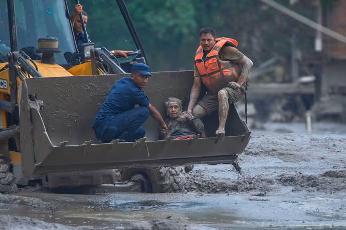 Nepal Flood: ‘मुझे बाहर मत निकालो’-बेटियों संग फंसे पिता की आखिरी पुकार, तबाही की 10 खौफनाक तस्वीरें