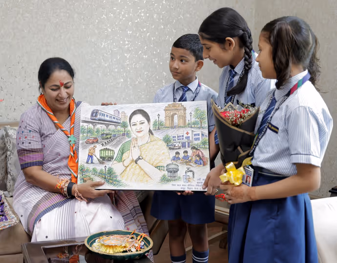 जब स्कूली बच्चों ने दिल्ली CM रेखा गुप्ता को बांधी राखी, देखें रक्षाबंधन की 8 खास PHOTOS
