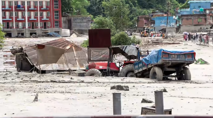 Nepal: भोटेकोशी नदी का कहर, 12 PHOTO में कैसे कीचड़-मलबे में दिख रहे तबाही के निशां