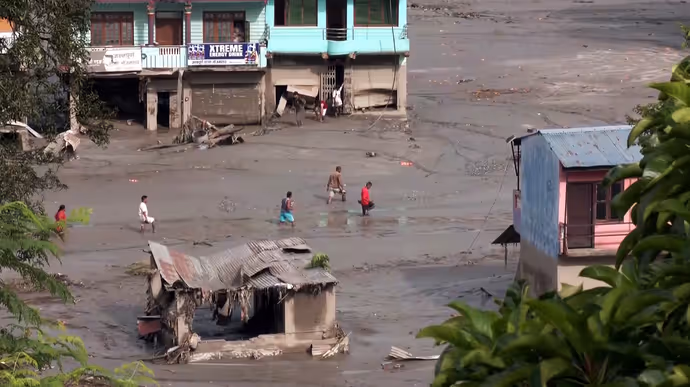 Nepal: भोटेकोशी नदी का कहर, 12 PHOTO में कैसे कीचड़-मलबे में दिख रहे तबाही के निशां