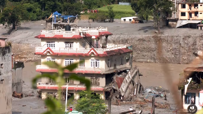 Nepal: भोटेकोशी नदी का कहर, 12 PHOTO में कैसे कीचड़-मलबे में दिख रहे तबाही के निशां