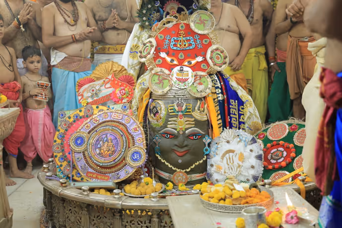 Raksha Bandhan 2026: सबसे पहले उज्जैन में बाबा महाकाल को बांधी गई राखी, देखें भव्य तस्वीरें