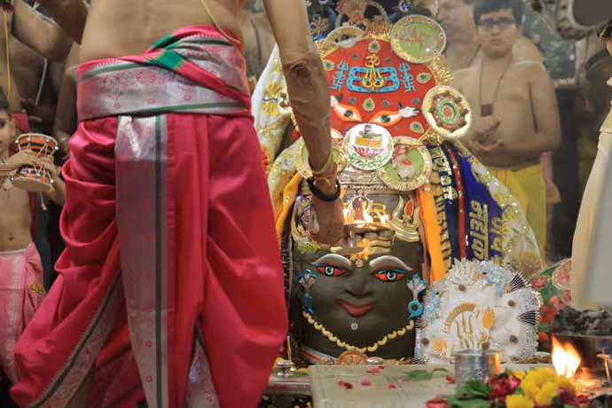 Raksha Bandhan 2026: सबसे पहले उज्जैन में बाबा महाकाल को बांधी गई राखी, देखें भव्य तस्वीरें