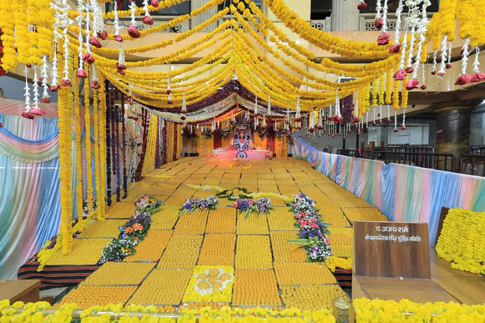 Raksha Bandhan 2026: सबसे पहले उज्जैन में बाबा महाकाल को बांधी गई राखी, देखें भव्य तस्वीरें