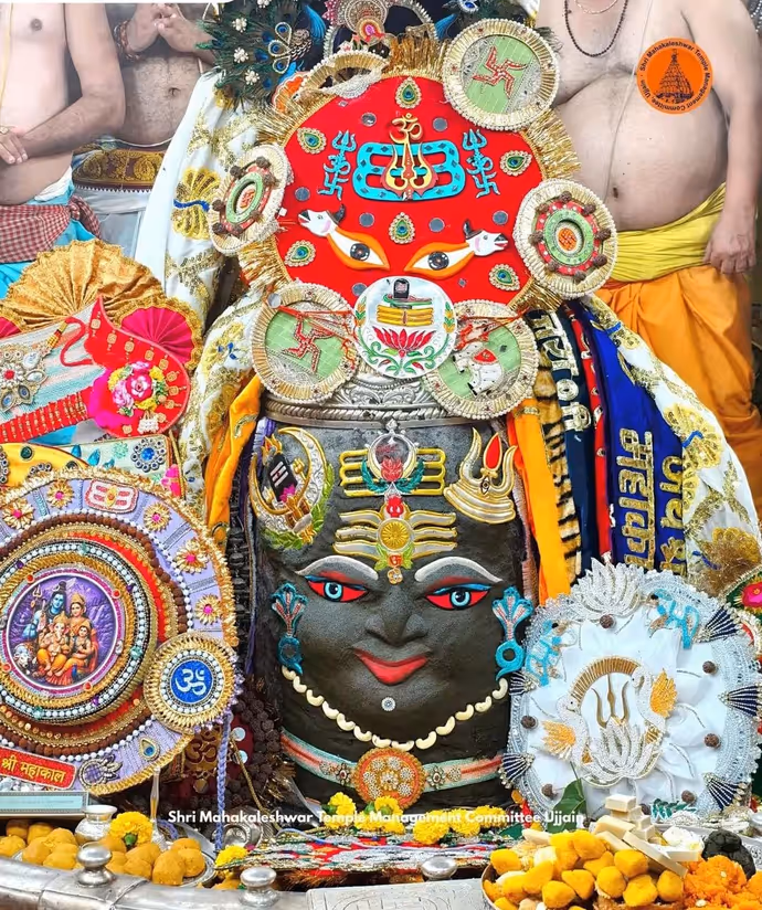 Raksha Bandhan 2026: सबसे पहले उज्जैन में बाबा महाकाल को बांधी गई राखी, देखें भव्य तस्वीरें
