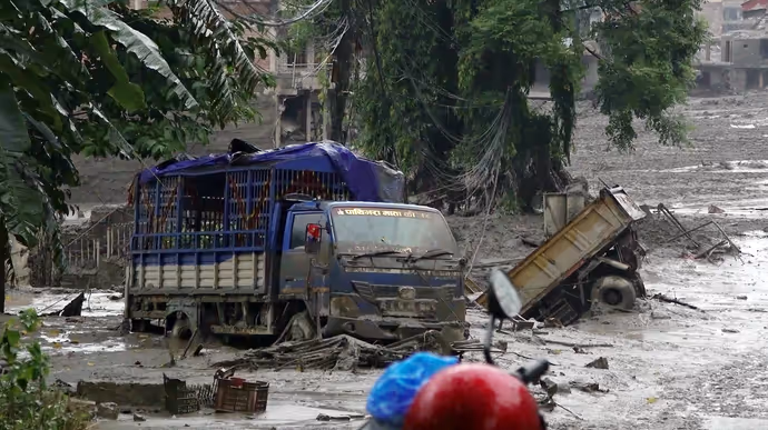 Nepal: बाढ़ से रिहायशी इलाके पूरी तरह तबाह, 10 PHOTOS में भोटेकोशी नदी ने कैसे ढाया कहर