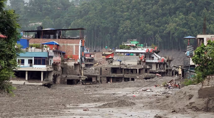 Nepal: बाढ़ से रिहायशी इलाके पूरी तरह तबाह, 10 PHOTOS में भोटेकोशी नदी ने कैसे ढाया कहर