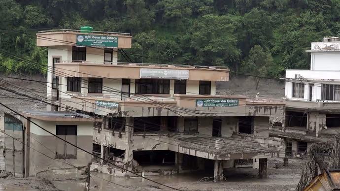 Nepal: बाढ़ से रिहायशी इलाके पूरी तरह तबाह, 10 PHOTOS में भोटेकोशी नदी ने कैसे ढाया कहर