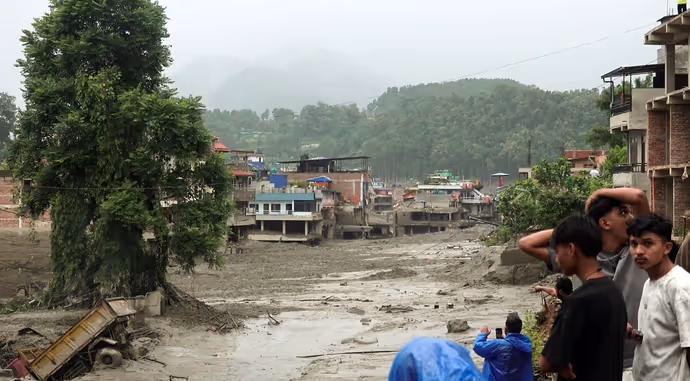 Nepal: बाढ़ से रिहायशी इलाके पूरी तरह तबाह, 10 PHOTOS में भोटेकोशी नदी ने कैसे ढाया कहर