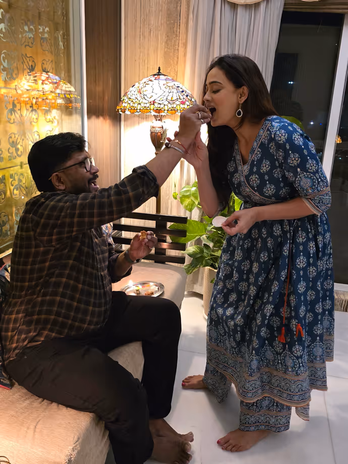 16 Photos:सारा अली खान से लेकर श्वेता तिवारी तक, 9 सेलेब्स के घर राखी के रंग