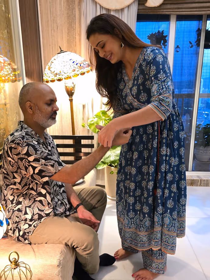 16 Photos:सारा अली खान से लेकर श्वेता तिवारी तक, 9 सेलेब्स के घर राखी के रंग