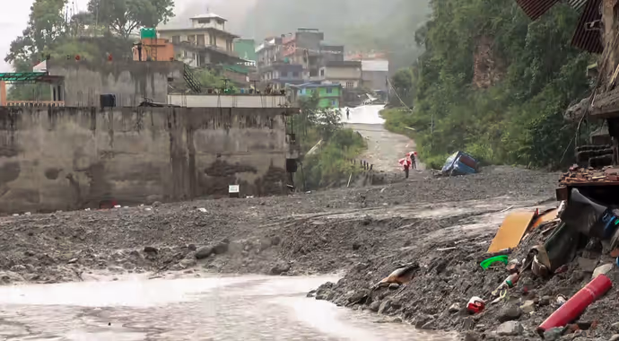 Nepal Flood Photos: नेपाल में बाढ़ का कहर! त्रिशूली में कीचड़ से घिरे घर, सामने आईं तबाही की 15 तस्वीरें