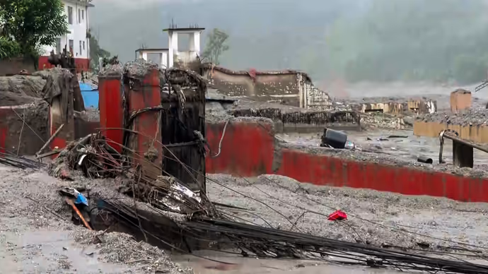 Nepal Flood Photos: नेपाल में बाढ़ का कहर! त्रिशूली में कीचड़ से घिरे घर, सामने आईं तबाही की 15 तस्वीरें
