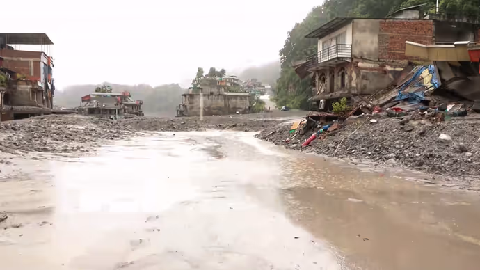 Nepal Flood Photos: नेपाल में बाढ़ का कहर! त्रिशूली में कीचड़ से घिरे घर, सामने आईं तबाही की 15 तस्वीरें