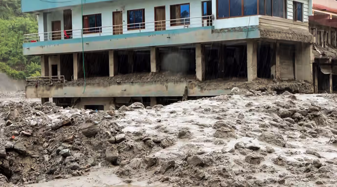 Nepal Flood Photos: नेपाल में बाढ़ का कहर! त्रिशूली में कीचड़ से घिरे घर, सामने आईं तबाही की 15 तस्वीरें