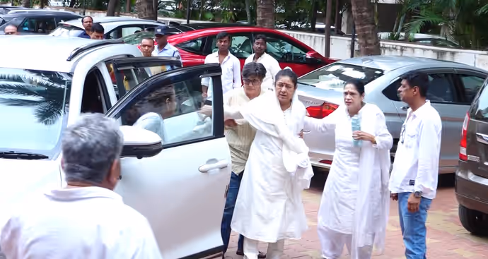 पति कुकू कोहली की प्रेयर मीट में टूटीं अरुणा ईरानी, PHOTOS में देखें श्रद्धांजलि देने कौन पहुंचा