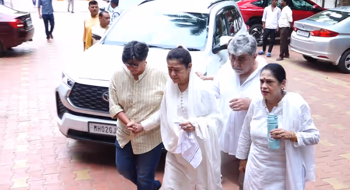 पति कुकू कोहली की प्रेयर मीट में टूटीं अरुणा ईरानी, PHOTOS में देखें श्रद्धांजलि देने कौन पहुंचा