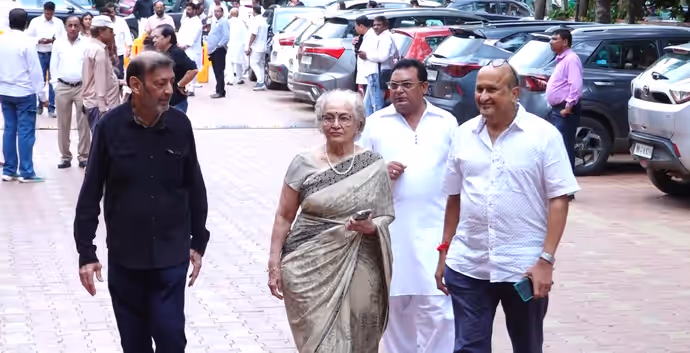 पति कुकू कोहली की प्रेयर मीट में टूटीं अरुणा ईरानी, PHOTOS में देखें श्रद्धांजलि देने कौन पहुंचा