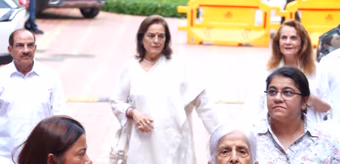 पति कुकू कोहली की प्रेयर मीट में टूटीं अरुणा ईरानी, PHOTOS में देखें श्रद्धांजलि देने कौन पहुंचा