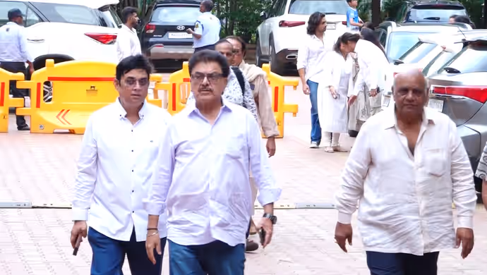 पति कुकू कोहली की प्रेयर मीट में टूटीं अरुणा ईरानी, PHOTOS में देखें श्रद्धांजलि देने कौन पहुंचा