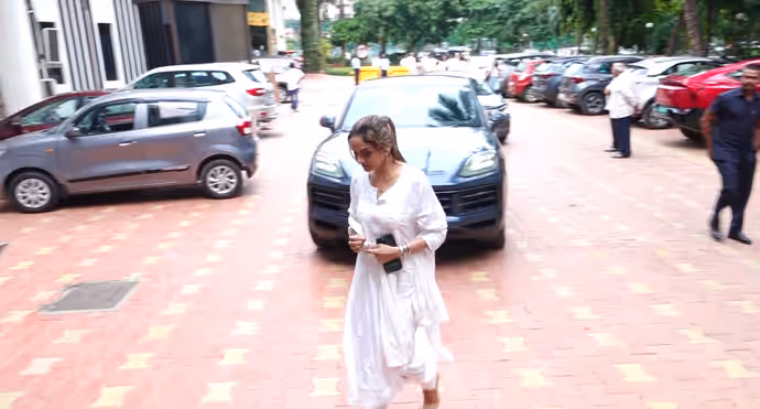 पति कुकू कोहली की प्रेयर मीट में टूटीं अरुणा ईरानी, PHOTOS में देखें श्रद्धांजलि देने कौन पहुंचा