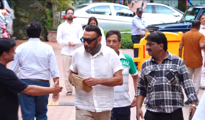 पति कुकू कोहली की प्रेयर मीट में टूटीं अरुणा ईरानी, PHOTOS में देखें श्रद्धांजलि देने कौन पहुंचा