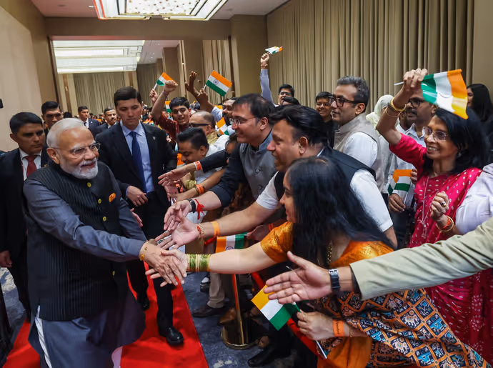 ताशकंद में मोदी-मोदी के नारों की गूंज, देखिए PM के उज्बेकिस्तान दौरे की 10 खास तस्वीरें