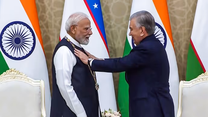 ताशकंद में मोदी-मोदी के नारों की गूंज, देखिए PM के उज्बेकिस्तान दौरे की 10 खास तस्वीरें