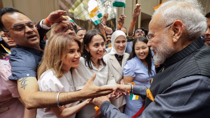 ताशकंद में मोदी-मोदी के नारों की गूंज, देखिए PM के उज्बेकिस्तान दौरे की 10 खास तस्वीरें