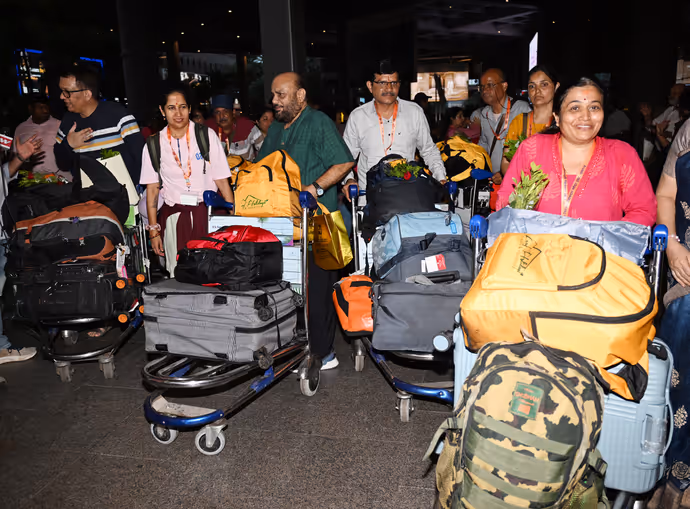 Nepal Floods: मौत के मंजर से बचकर मुस्कुराते लौटे भारतीय, 5 तस्वीरों में देखिए वतन वापसी