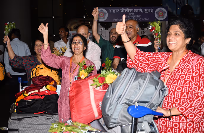 Nepal Floods: मौत के मंजर से बचकर मुस्कुराते लौटे भारतीय, 5 तस्वीरों में देखिए वतन वापसी