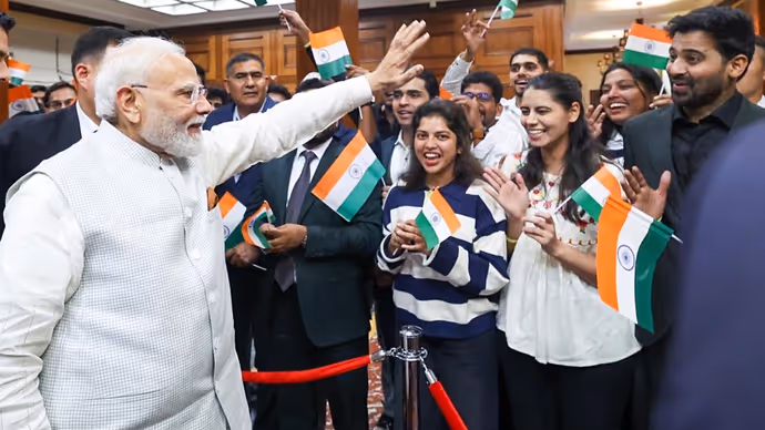 Bishkek पहुंचे PM Modi तो खुशी से झूमा भारतीय समुदाय, देखें स्वागत की 15 शानदार PHOTOS